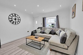 Newly Refurbished 2 Bed Hse Town Centre