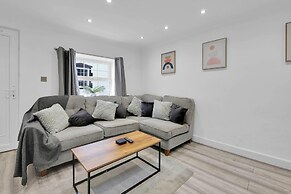 Newly Refurbished 2 Bed Hse Town Centre