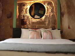 EKA CAVE MAISON
