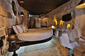 EKA CAVE MAISON