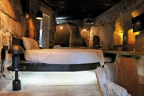 EKA CAVE MAISON