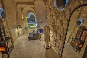 EKA CAVE MAISON