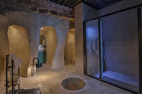 EKA CAVE MAISON