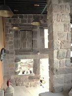 EKA CAVE MAISON