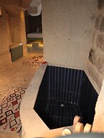 EKA CAVE MAISON