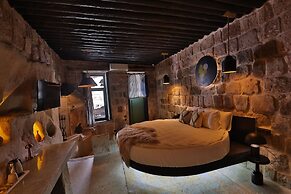 EKA CAVE MAISON