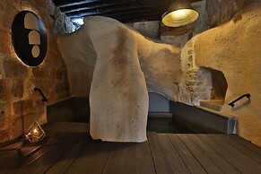 EKA CAVE MAISON