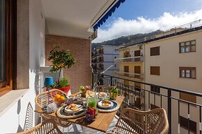 Stylish & Elegant Flat With Terrace