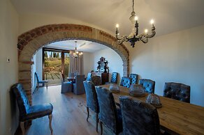 Villa Chianti With Infinity Pool And Vineyard View
