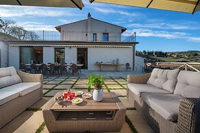 Villa Chianti With Infinity Pool And Vineyard View