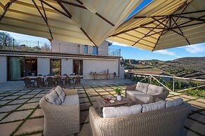 Villa Chianti With Infinity Pool And Vineyard View
