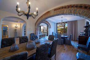 Villa Chianti With Infinity Pool And Vineyard View