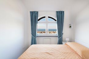 Sea View Rooftop Apartment With Jacuzzi & Garden
