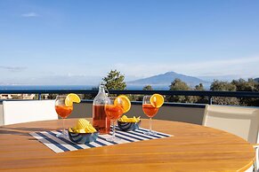 Modern Family Apt In Sorrento With Views