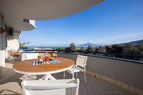 Modern Family Apt In Sorrento With Views