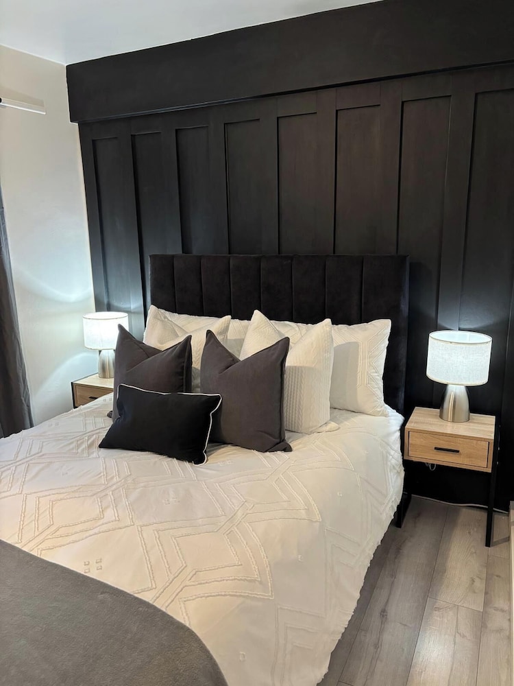 1 Bed Flat - Sleeps 2 - Parking - Wifi