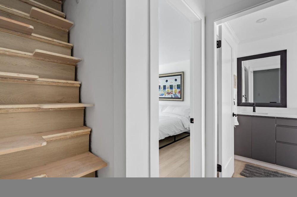 Newly Renovated 2BR Kits Home Prime Location