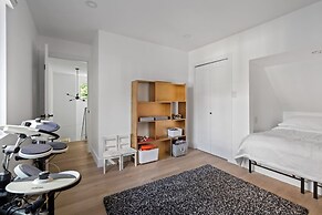 Newly Renovated 2BR Kits Home Prime Location