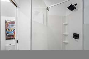 Newly Renovated 2BR Kits Home Prime Location