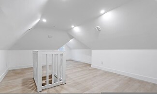 Newly Renovated 2BR Kits Home Prime Location