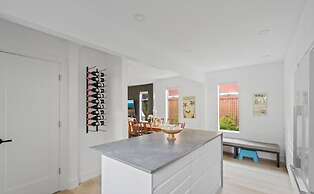 Newly Renovated 2BR Kits Home Prime Location