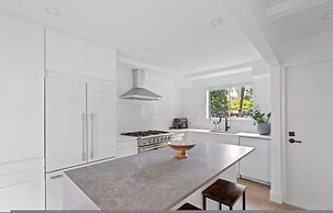 Newly Renovated 2BR Kits Home Prime Location