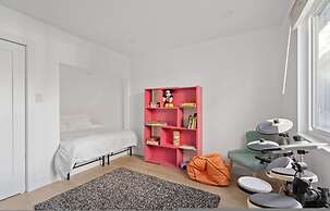 Newly Renovated 2BR Kits Home Prime Location