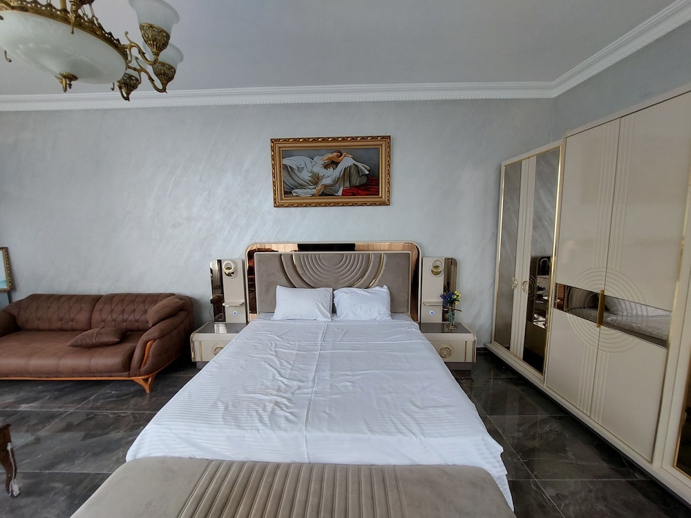 Hotel zurapalace