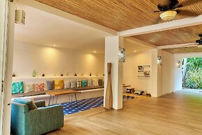 Aaki Hotel