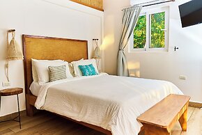 Aaki Hotel