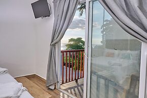 Aaki Hotel