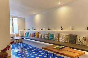 Aaki Hotel
