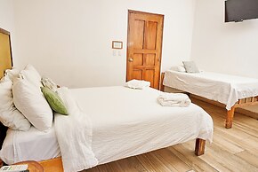 Aaki Hotel