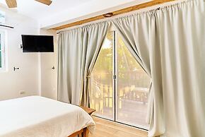 Aaki Hotel