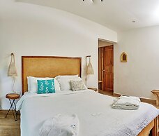 Aaki Hotel