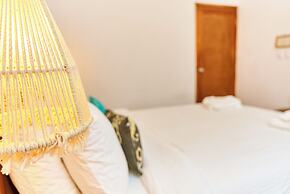 Aaki Hotel