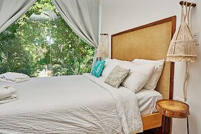 Aaki Hotel
