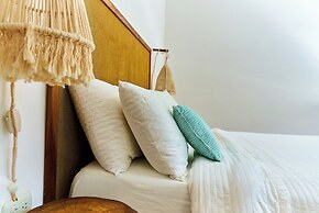 Aaki Hotel