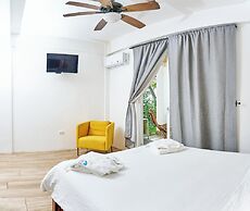 Aaki Hotel