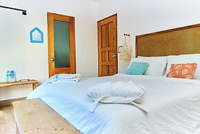 Aaki Hotel