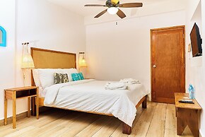 Aaki Hotel