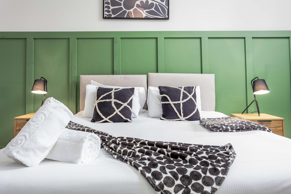 The Annick Suite No.2
