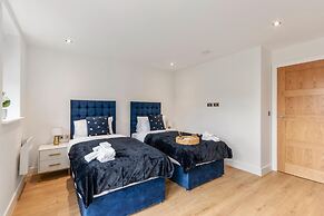 Deluxe 2-BR Saarb Apartment Leatherhead
