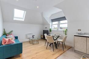 Deluxe 2-BR Saarb Apartment Leatherhead