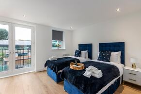 Deluxe 2-BR Saarb Apartment Leatherhead