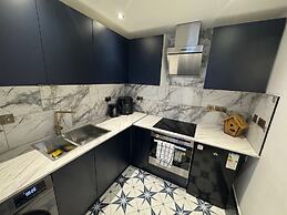 Central Location - Apartment - Sleeps 2 - Parking
