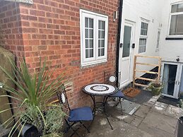 Central Location - Apartment - Sleeps 2 - Parking