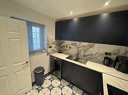 Central Location - Apartment - Sleeps 2 - Parking