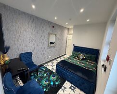 Central Location - Apartment - Sleeps 2 - Parking