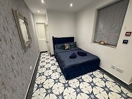 Central Location - Apartment - Sleeps 2 - Parking